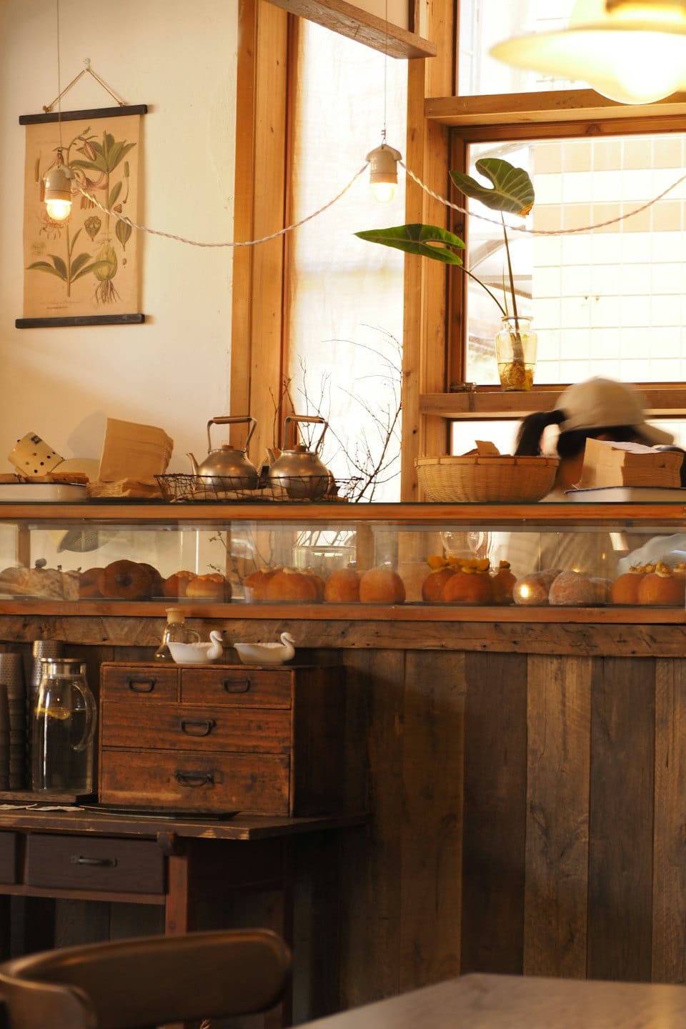 Vetrina di pasticcini in un caffè accogliente.